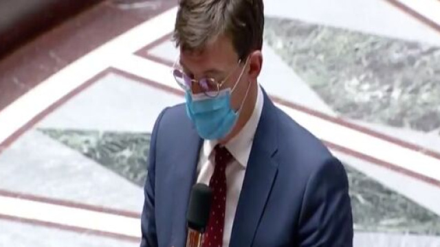 Sacha Houlié parlant de la Vente OM dans l'hémicycle. (capture)