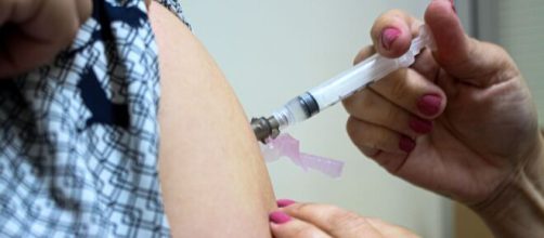As técnicas de enfermagem aplicaram vacinas sem nada em dois idosos (imagem/Blasting News)