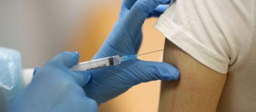 Francia es el primer país en querer aplicar la vacuna a quienes ya padecieron del COVID-19