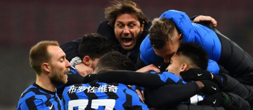 L'Inter festeggia il 3-1 sulla Lazio che la riporta da sola in testa alla classifica