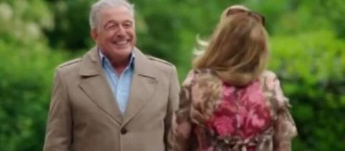 Tempesta d'amore: André ricatta Rosalie.