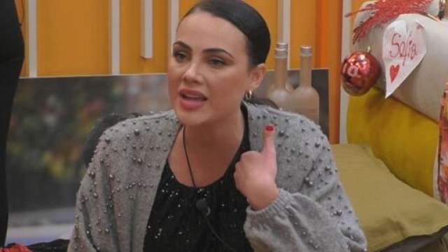 GF Vip, grida esterne per Rosalinda: ‘Non buttare cinque mesi’.