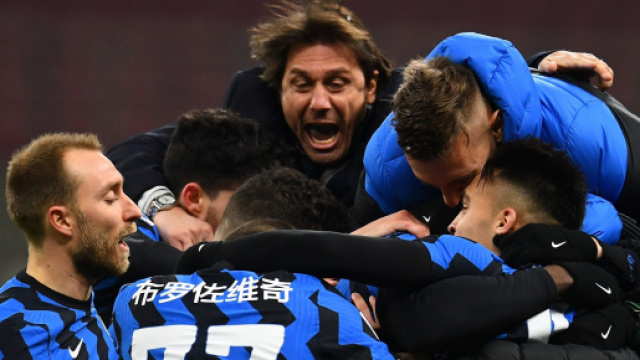 L'Inter festeggia il 3-1 sulla Lazio che la riporta da sola in testa alla classifica