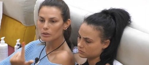 GF Vip, Dayane e Rosalinda si coccolano nel letto.