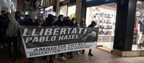 Las protestas de la pasada noche se saldaron con decenas de heridos tras los disturbios.