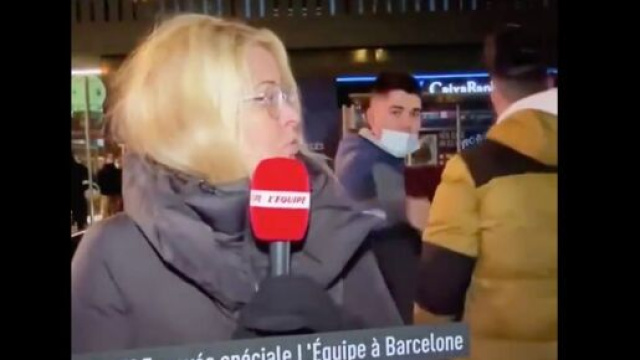 Carine Galli agacée pendant son duplex à Barcelone. (©capture L'Equipe)