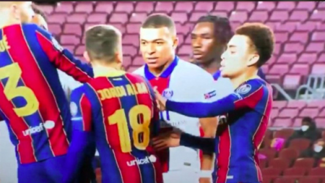 Kylian Mbappé et Jordi Alba se sont échangés des mots durs ce mardi soir. (©Capture d'écran vidéo)