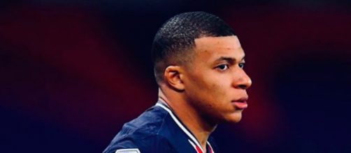 Mbappé offre son maillot à Khabib Nurmagomedov, Damien Rieu s'en prend à lui. ©Instagram k.mbappe