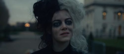 Emma Stone nei panni di Crudelia in una scena del trailer.