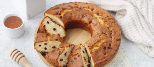 Ricetta ciambella con gocce di cioccolato, un dolce gustoso e soffice.