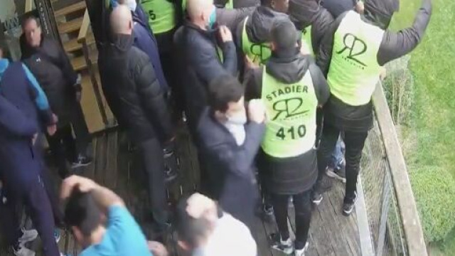 Alvaro visé par un projectile lors de l'intrusion des fans à la Commanderie. (capture).