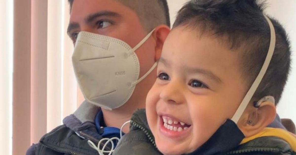 Gracias a un implante coclear, un niño de dos años puede oír por primera  vez a su padre