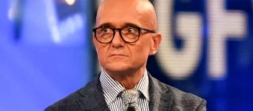 GF Vip, gaffe di Alfonso Signorini in diretta: saliva fuori dalla bocca.
