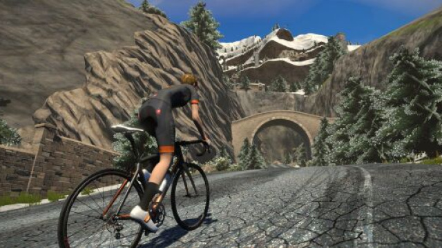 Ciclismo online, la Zwift squalifica due corridori per aver manomesso dei dati.