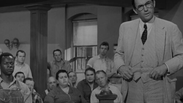 ‘Il buio oltre la siepe’, frame del film del 1962 di Robert Mulligan, tratto dal romanzo di Harper Lee.