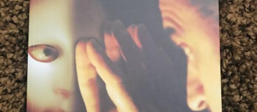 “Il volto dell’inganno” di Vincenzo Capretto (Edizioni Dialoghi). “Il volto dell’inganno” di Vincenzo Capretto (Edizioni Dialoghi).