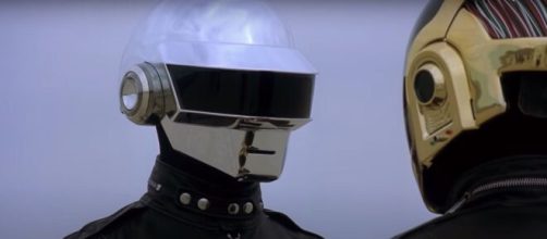 I Daft Punk annunciano lo scioglimento tramite un video YouTube.