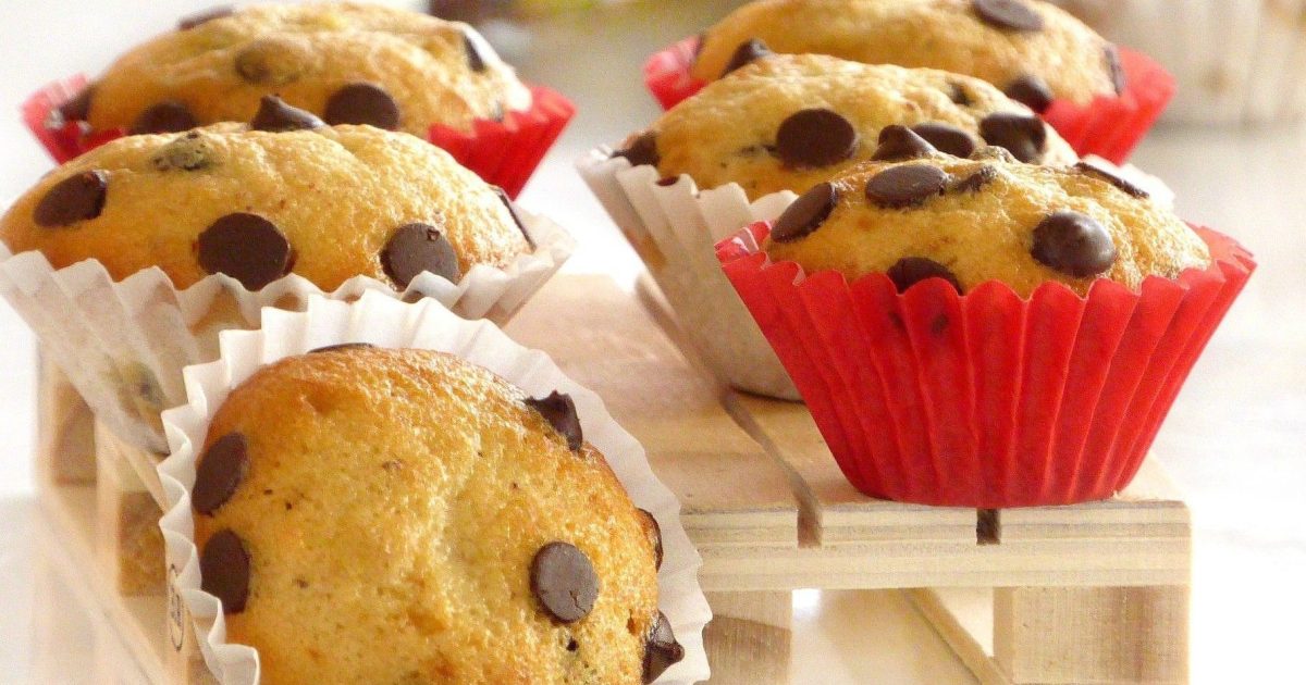 Ricetta muffin con gocce di cioccolato un dolce morbido e gustoso