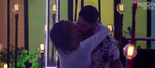 Karol e Bil se beijaram no 'BBB21'. (Reprodução/TV Globo)