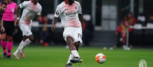 Kessièsegna il rigore che porta il Milan agli ottavi di Europa League - foto di: acmilan.com