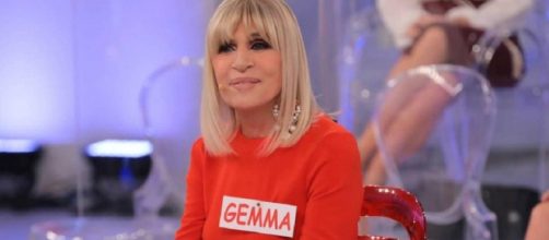 U&D, registrazione 24 febbraio: Gemma respinge avance sul divano, Gianni Sperti e Maurizio la criticano.