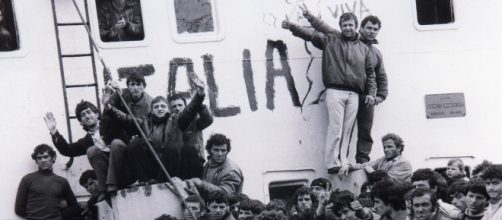 Una foto dei migranti che arrivarono a Brindisi nel 1991.