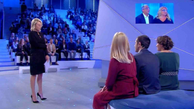 C&rsquo;&egrave; posta per te, Maria De Filippi sbotta: 'Non ci vedo proprio un cavolo da ridere!'.