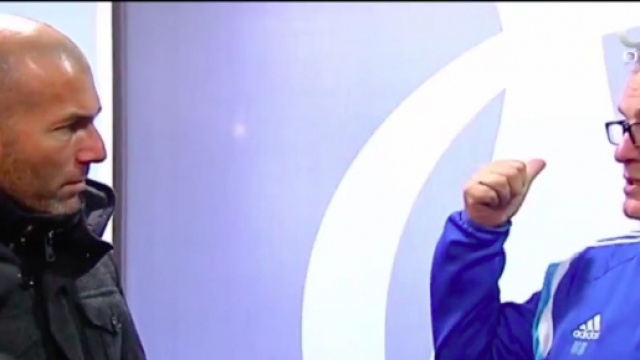 Quand Bielsa donne un cours particulier &agrave; Zidane - Photo capture d'&eacute;cran vid&eacute;o