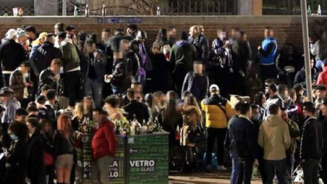 Un'immagine degli assembramenti in Darsena a Milano.