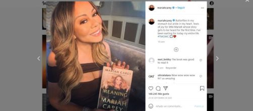 Mariah Carey junto a su autobiografía en un post publicado en su cuenta de Instagram