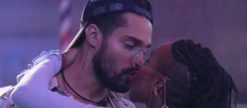 Karol e Bil se beijam no 'BBB21'. (Reprodução/TV Globo)
