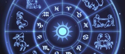 Oroscopo del 5 febbraio: novità per Cancro, Scorpione concentrato sul lavoro.