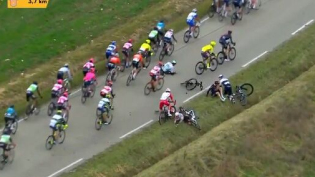 La caduta avvenuta a 3 km dal'arrivo nella seconda tappa dell'Etoile de Besseges