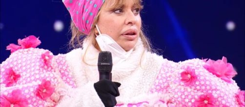 Il Cantante Mascherato, La Pecorella è Alessandra Mussolini.