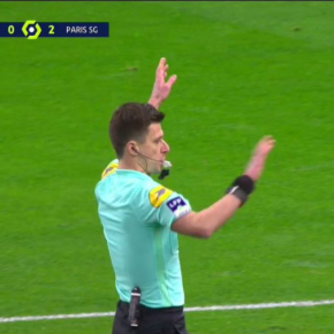 L'arbitre de la recontre Benoit Bastien s'est fait détruire sur les réseaux sociaux - Photo capture d'écran match canal+