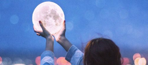 L'oroscopo del giorno 12 febbraio: Luna in Pesci, generoso venerdì per Bilancia (2^ metà).