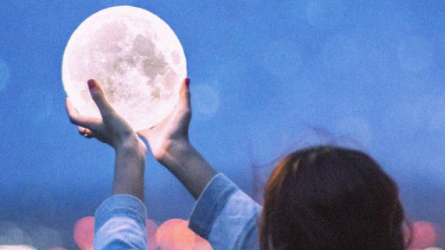 L'oroscopo del giorno 12 febbraio: Luna in Pesci, generoso venerdì per Bilancia (2^ metà).