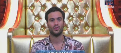 Grande Fratello Vip: alcune persone rimproverano Pierpaolo fuori dalla casa.