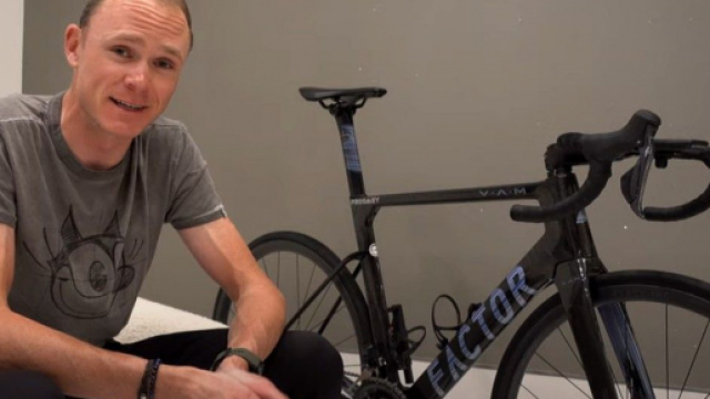 Chris Froome con la sua nuova bici Factor che utilizzerà in questa stagione.