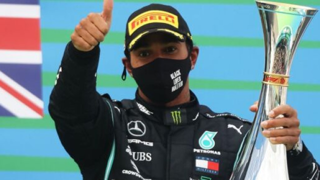 F1, Lewis Hamilton rinnova con la Mercedes.