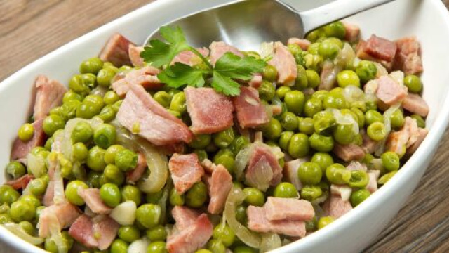 Piselli con la pancetta, un contorno perfetto da abbinare a ogni secondo piatto.