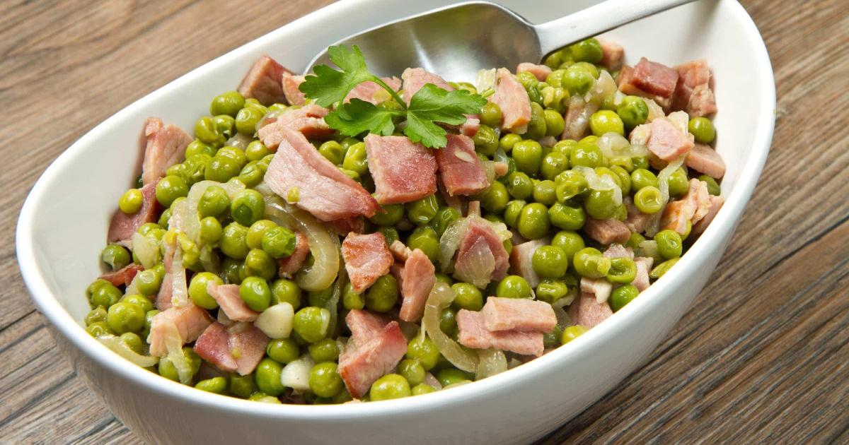 Piselli con pancetta, un contorno da abbinare a ogni secondo piatto