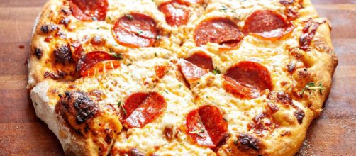 5 errori con la pizza fatta in casa: dall'impasto scoperto all'uso eccessivo del lievito.