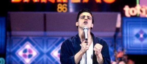 Eros Ramazzotti sul palco di Sanremo nel 1986.
