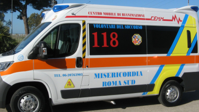 Un'ambulanza dei volontari del soccorso di Roma