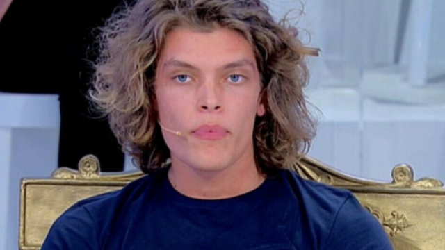 Uomini e Donne, segnalazione di Deianira: 'Massimiliano non &egrave; ci&ograve; che mostra, fa l'attore'.