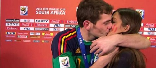 El beso que Iker le dio a Sara Carbonero en el Mundial de Sudáfrica fue un bombazo televisivo que confirmaba su relación (Twitter @TuitsMeme)