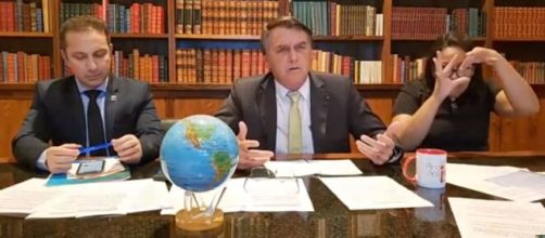 Bolsonaro se diz um democrata, mas flerta com a ditadura (Reprodução/YouTube)