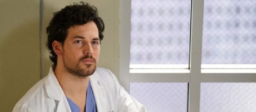 Nel settimo episodio di Grey's Anatomy 17, DeLuca viene trasportato d'urgenza in ospedale.