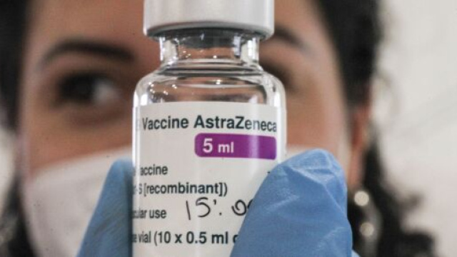 Una fiala di vaccino AstraZeneca.